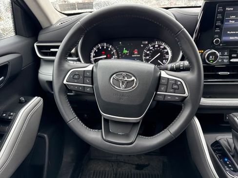 Used 2022 Toyota Highlander XLE image 17