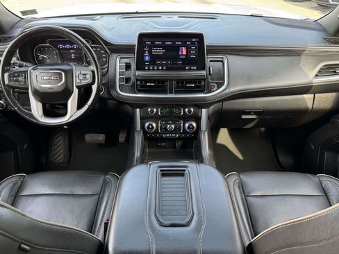 Used 2021 GMC Yukon XL SLT image 3