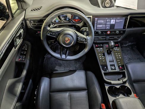 Used 2025 Porsche Macan image 6