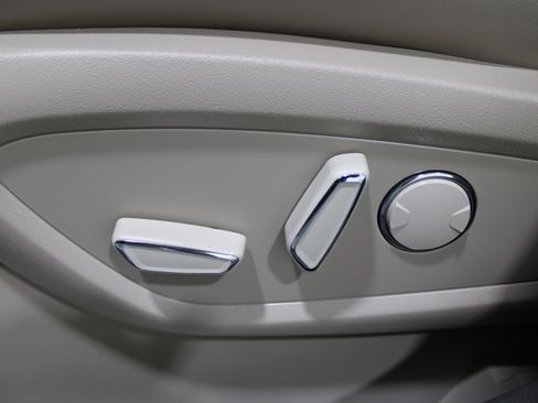 Used 2023 Lincoln Nautilus Reserve w/ Equipment Group 201A image 4