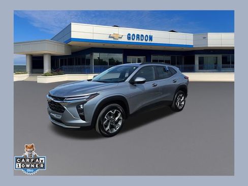 Used 2025 Chevrolet Trax LT FWD image 1