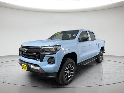 Used 2025 Chevrolet Colorado Z71 w/ Technology Package AWD/4WD image 9