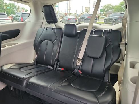 Used 2023 Chrysler Pacifica Touring-L FWD image 13