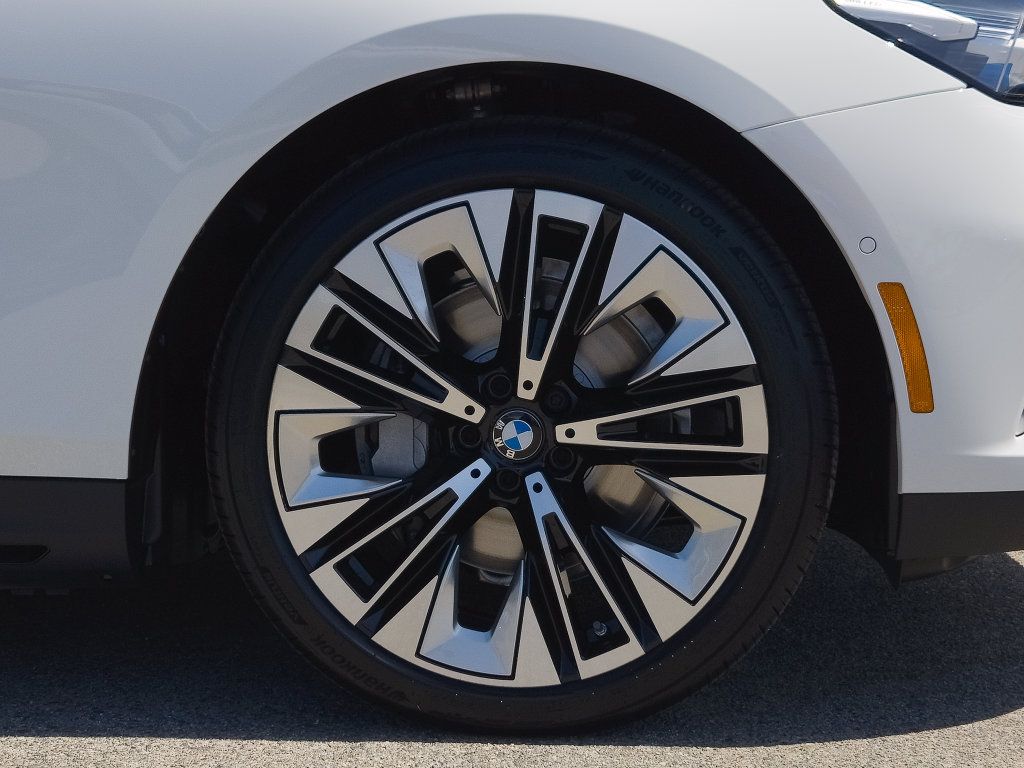 New 2027 BMW i5 xDrive40 AWD/4WD image 5