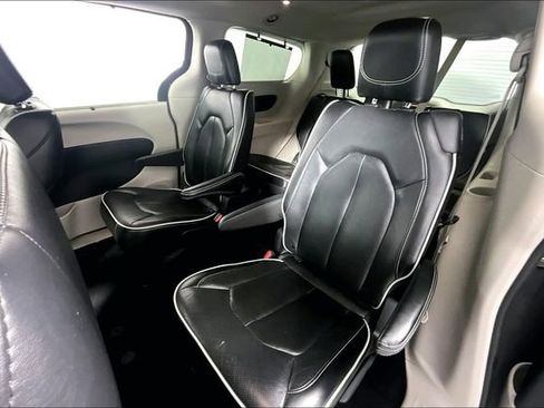 Used 2023 Chrysler Pacifica Limited FWD image 26