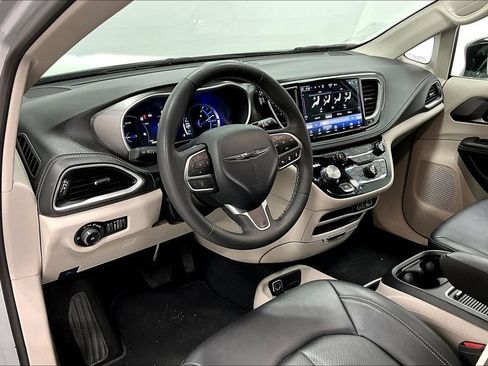 Used 2024 Chrysler Pacifica Limited FWD image 15