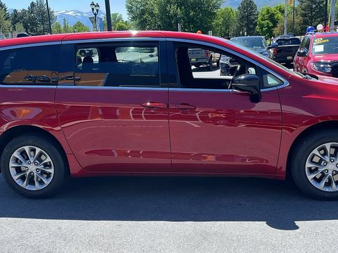 New 2027 Chrysler Pacifica Select AWD/4WD image 4