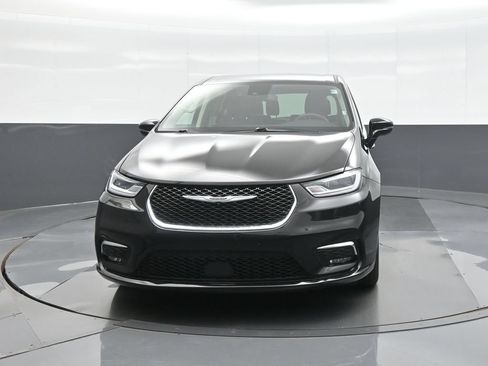 Used 2024 Chrysler Pacifica Touring-L FWD image 2