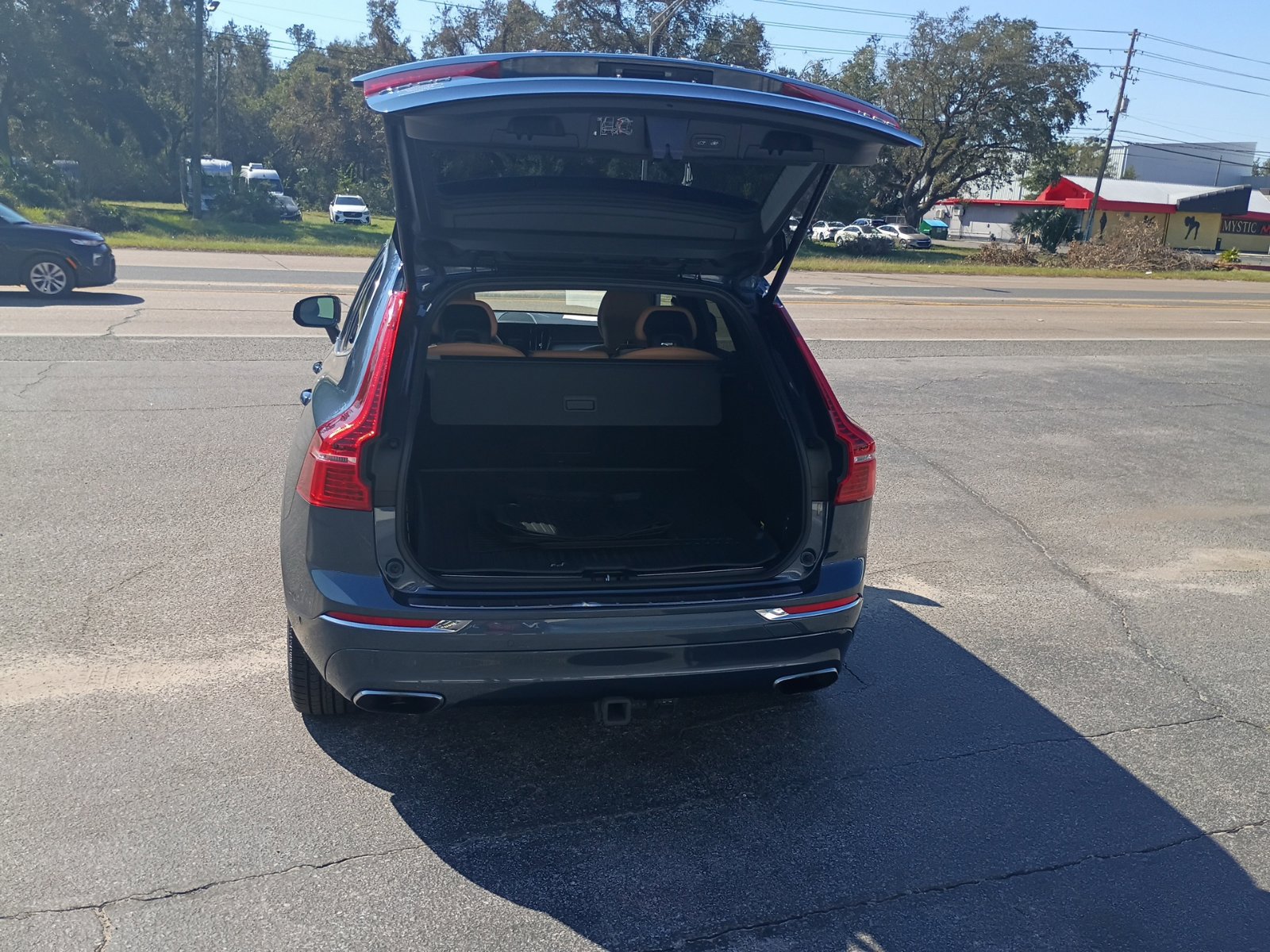 Used 2019 Volvo XC60 T5 Inscription w/ Protection Package Premier FWD image 4