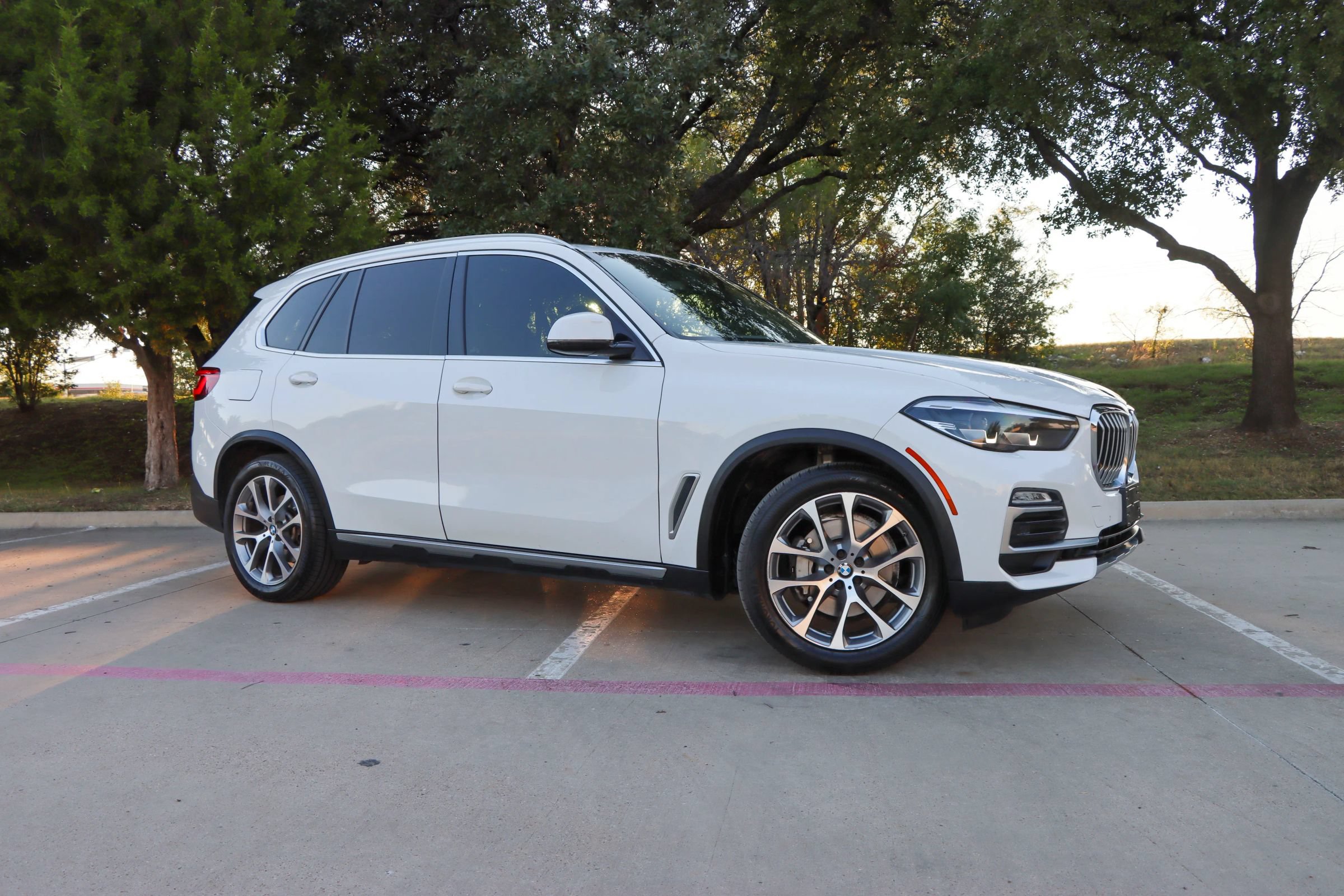 Used 2019 BMW X5 xDrive40i w/ Convenience Package AWD/4WD image 1
