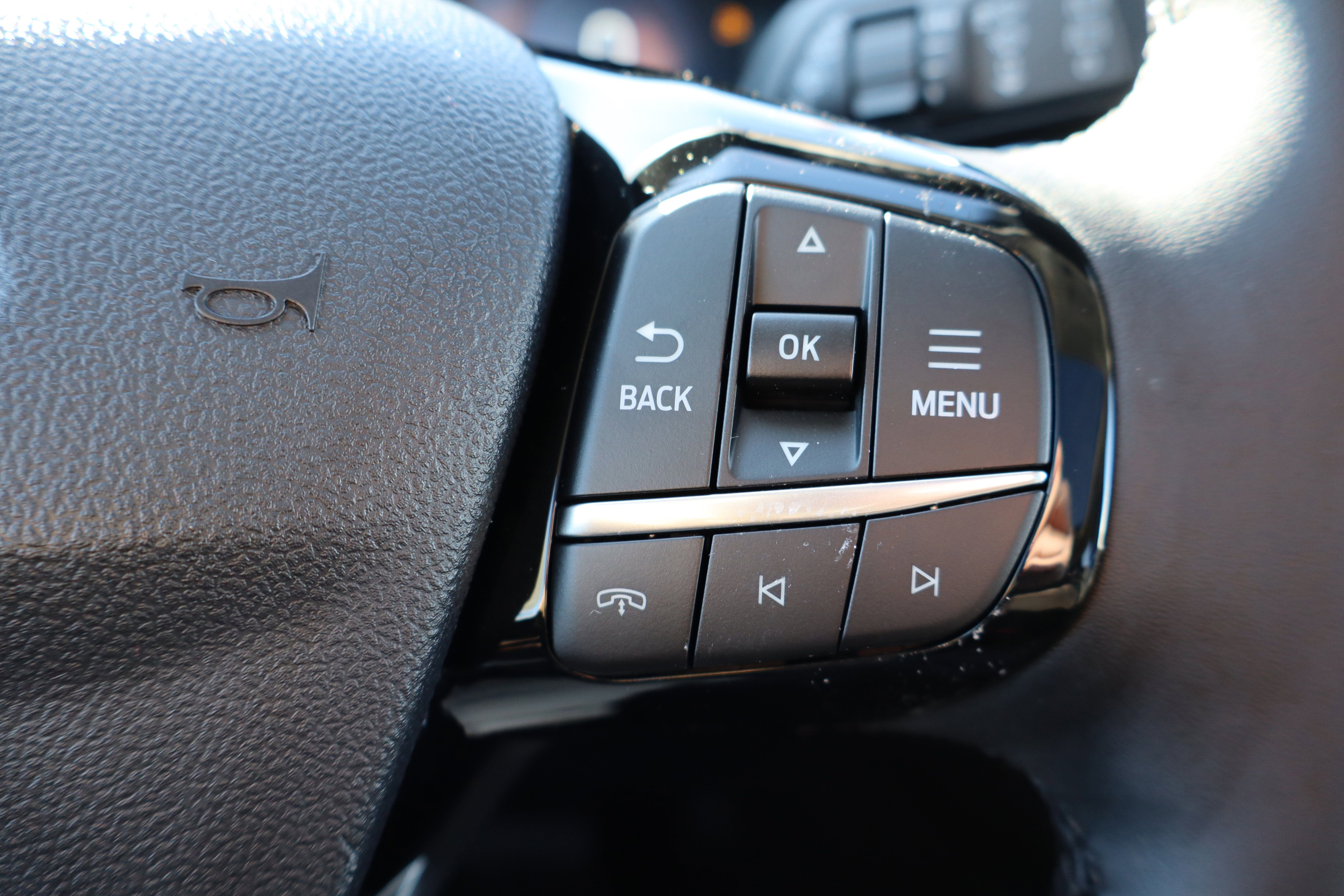 New 2025 Ford Escape SE w/ PHEV Premium Package FWD image 16