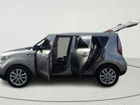 Used 2017 Kia Soul + image 11
