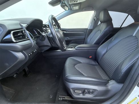 Used 2020 Toyota Camry SE image 11