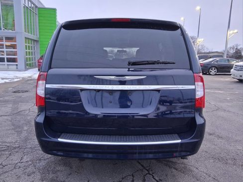 Used 2013 Chrysler Town & Country Touring image 7