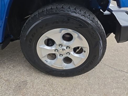 Used 2015 Jeep Wrangler Unlimited Sahara w/ Connectivity Group image 24