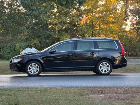 Used 2010 Volvo V70 image 3