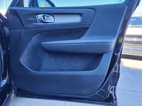 Used 2023 Volvo XC40 B4 Ultimate image 22