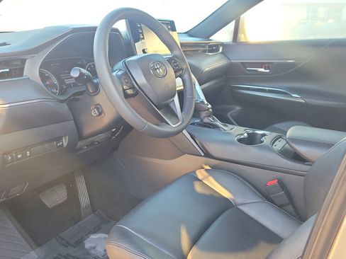 Used 2022 Toyota Venza XLE image 12