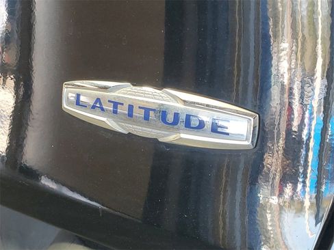 Used 2018 Jeep Cherokee Latitude Plus w/ Comfort/Convenience Group image 7