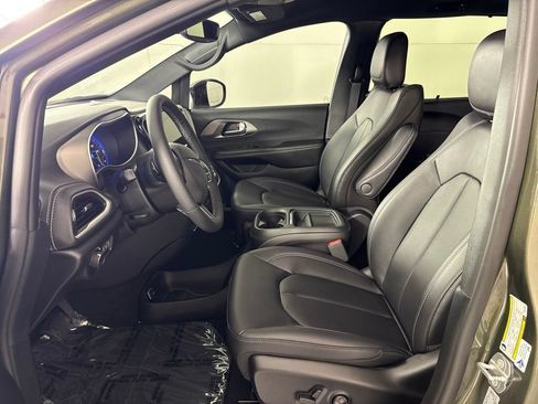 New 2027 Chrysler Pacifica Select FWD image 26