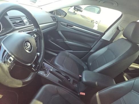 Used 2017 Volkswagen Passat 1.8T R-Line w/ R-Line Lighting Package FWD image 5