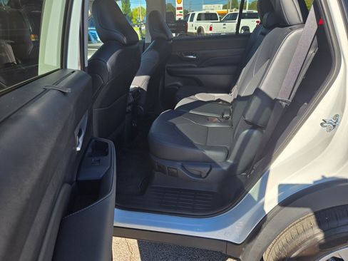 Used 2025 Toyota Grand Highlander AWD image 8