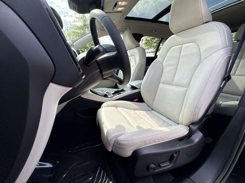 Certified 2023 Volvo XC40 B5 Ultimate w/ Climate Package AWD/4WD image 13