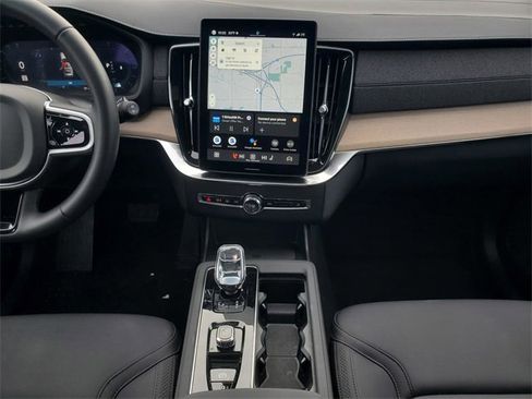 Certified 2025 Volvo XC90 B6 Plus image 31