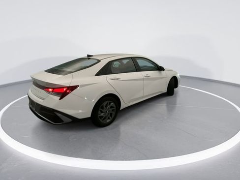 Used 2024 Hyundai Elantra SEL FWD image 6