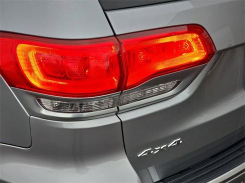 Used 2018 Jeep Grand Cherokee Limited image 37