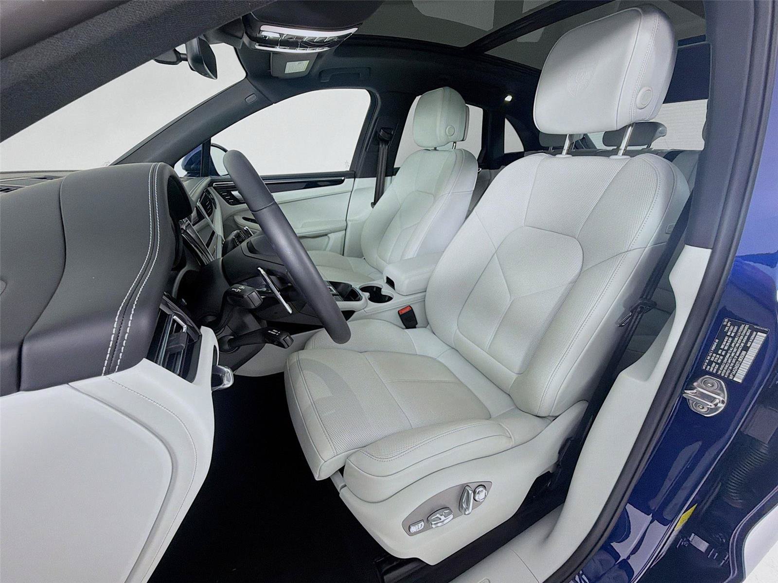 Certified 2026 Porsche Macan AWD/4WD image 5