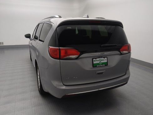 Used 2020 Chrysler Pacifica Touring-L image 6