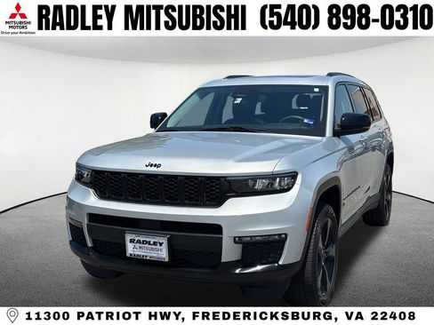 Used 2023 Jeep Grand Cherokee L Limited w/ Black Appearance Package AWD/4WD image 2