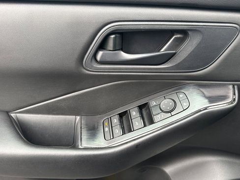 Used 2024 Nissan Rogue S image 10