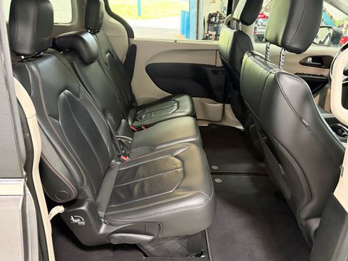 Used 2017 Chrysler Pacifica Touring-L FWD image 14