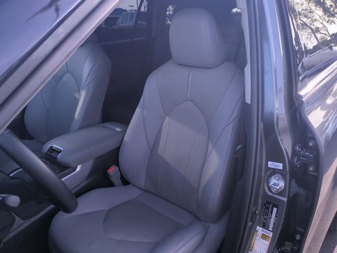 Used 2021 Toyota Highlander Limited image 12
