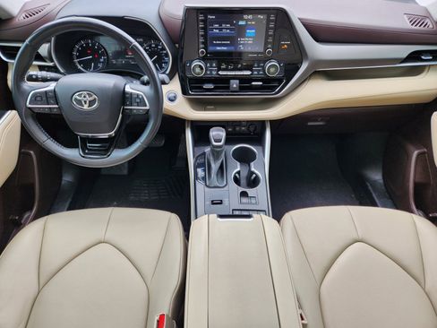 Used 2021 Toyota Highlander XLE FWD image 9