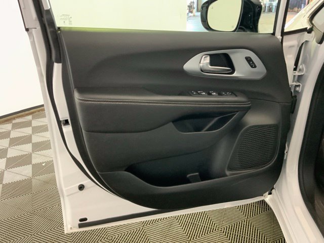 Used 2026 Chrysler Pacifica Limited FWD image 16