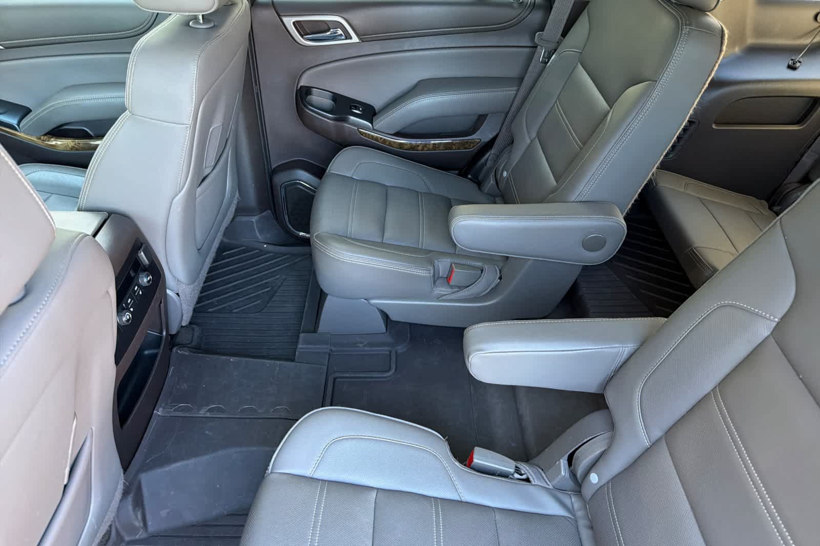 Used 2015 GMC Yukon Denali w/ Premium Package AWD/4WD image 4
