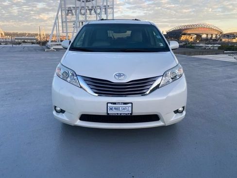 Used 2017 Toyota Sienna XLE w/ XLE Navigation Package AWD/4WD image 3