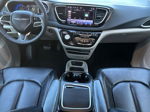 Used 2024 Chrysler Pacifica Touring-L image 10