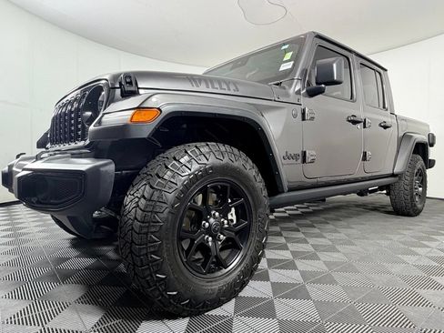 Used 2025 Jeep Gladiator Sport AWD/4WD image 12