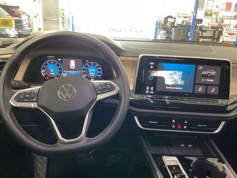 Used 2025 Volkswagen Atlas SE AWD/4WD image 7