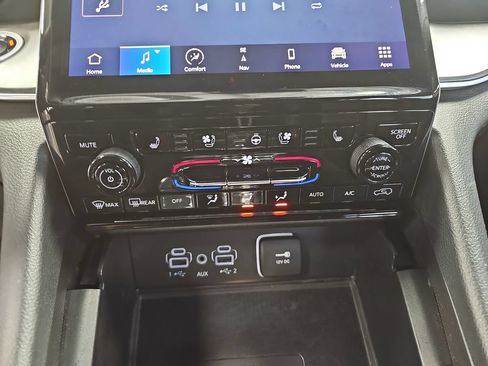 Used 2024 Jeep Grand Cherokee L Limited w/ Luxury Tech Group II AWD/4WD image 24