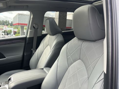 Certified 2024 Toyota Highlander Platinum AWD/4WD image 19