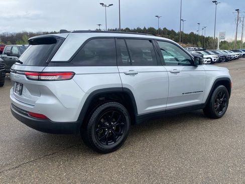 Used 2024 Jeep Grand Cherokee Altitude AWD/4WD image 6