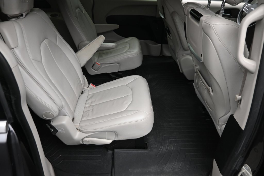 Used 2018 Chrysler Pacifica Touring-L Plus FWD image 10