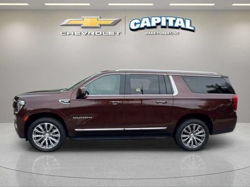 Used 2022 GMC Yukon XL SLT w/ SLT Premium Package AWD/4WD image 2