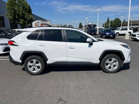 Used 2021 Toyota RAV4 XLE FWD image 3