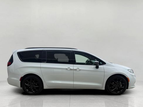 Used 2025 Chrysler Pacifica Limited FWD image 14